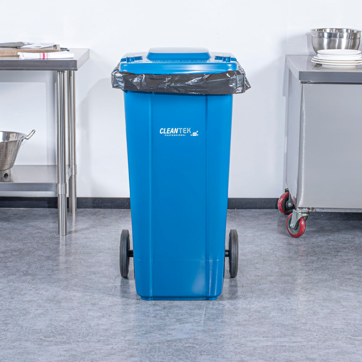 32 gal Blue Plastic Wheeled Trash Can H261372
